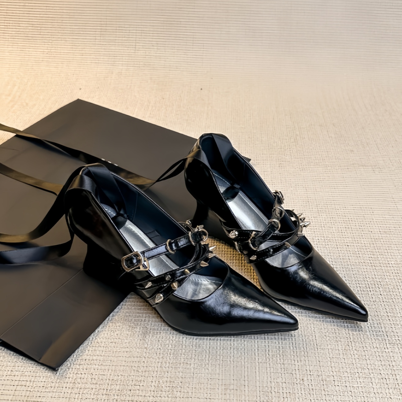 Women's Black Patent Leather P - Ribbon Tie Heel recension och pris