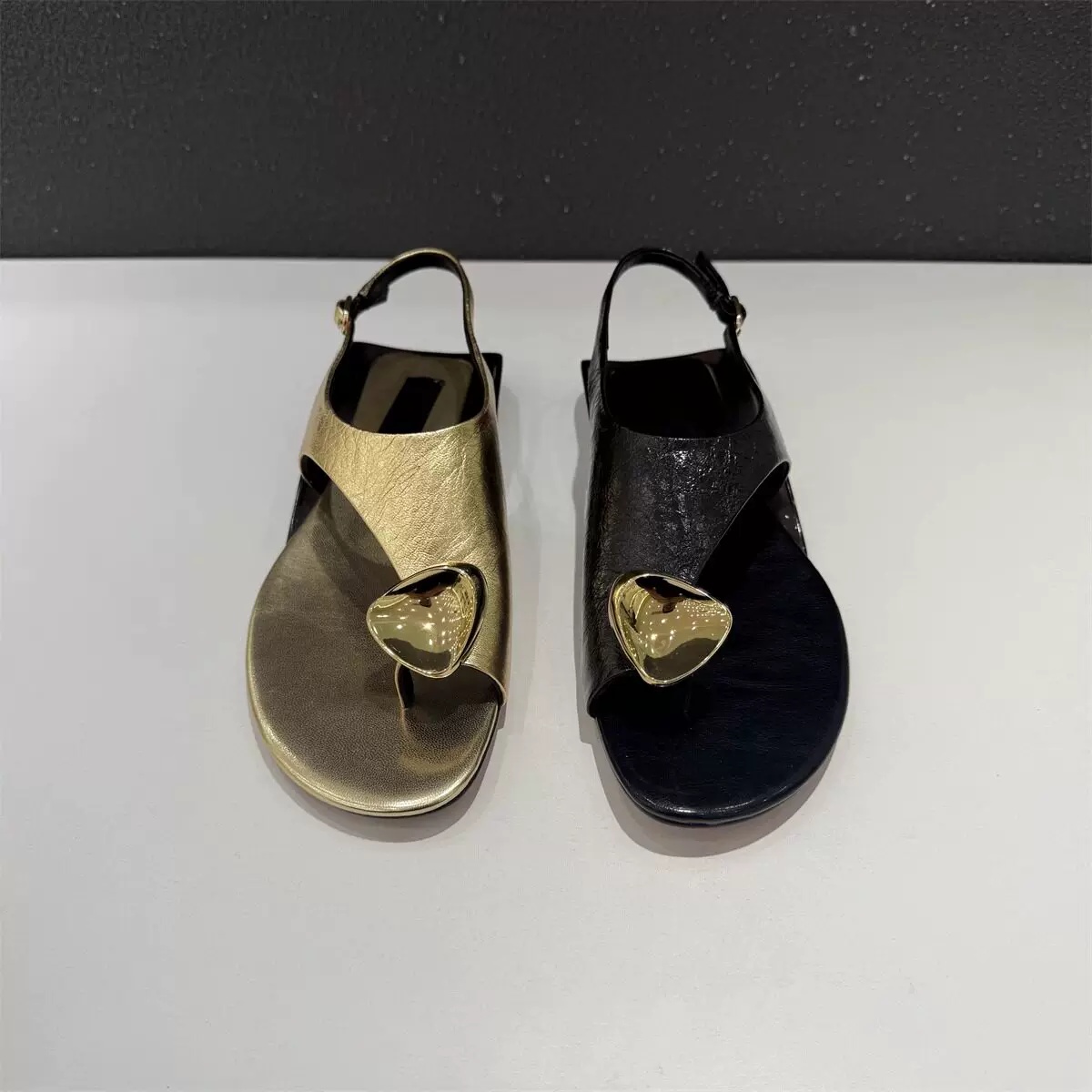 Women's Metallic Heart Charm T - Thong Flat Sandal recension och pris