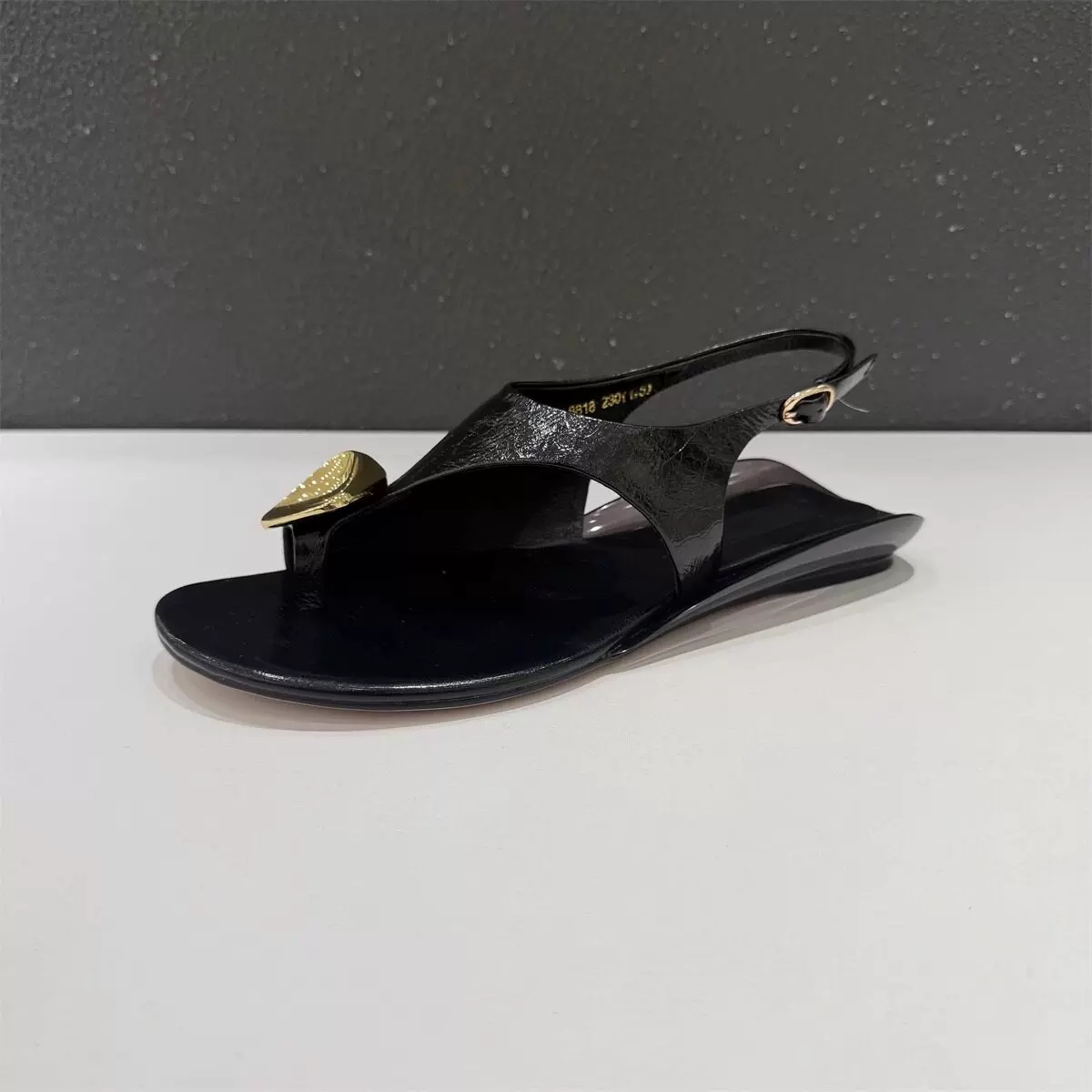 Women's Metallic Heart Charm T - Thong Flat Sandal recension och pris